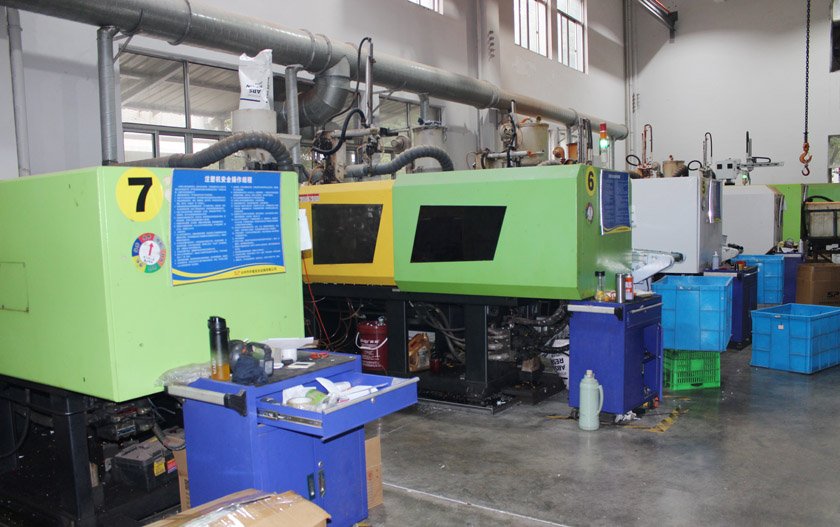 road-stud-injection-machine