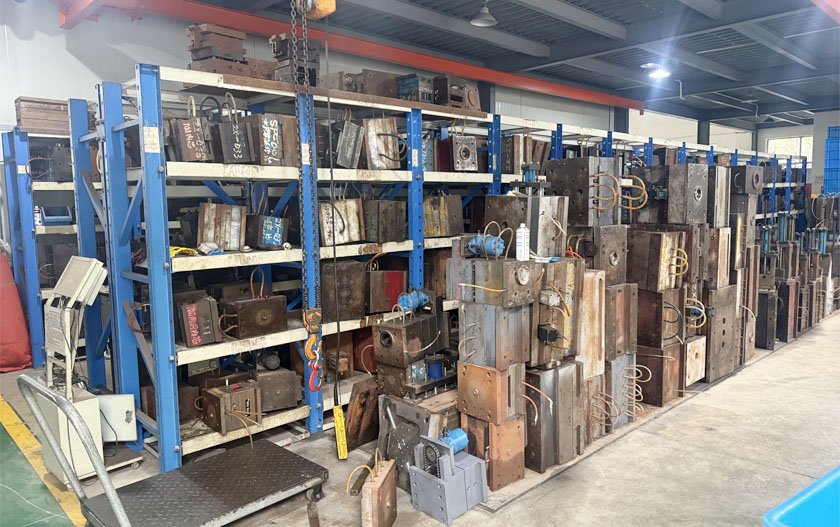 road-stud-injection-mould