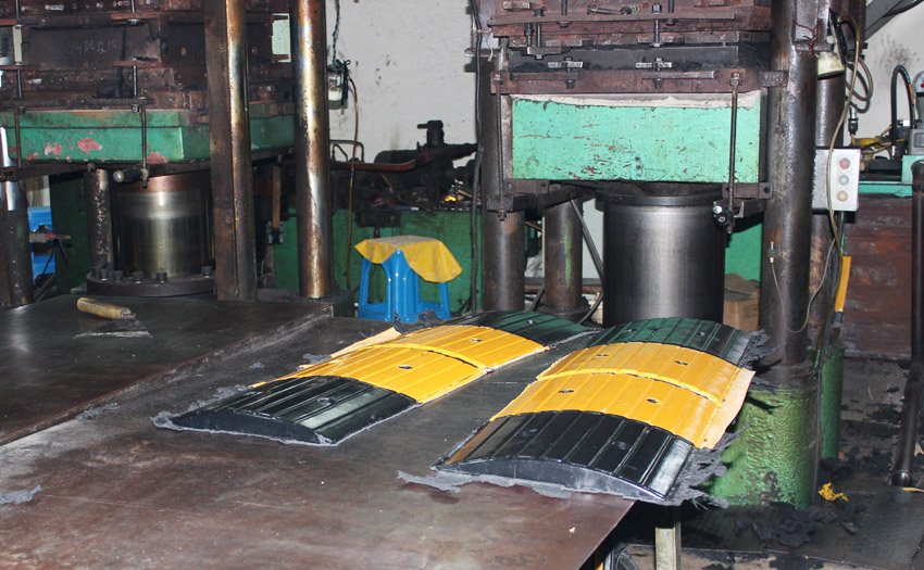 rubber-speed-bump-production-2