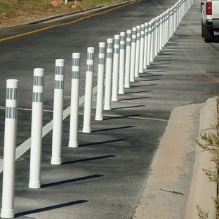 higway delineator post