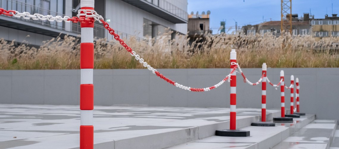 red-white-plastic-chain-link