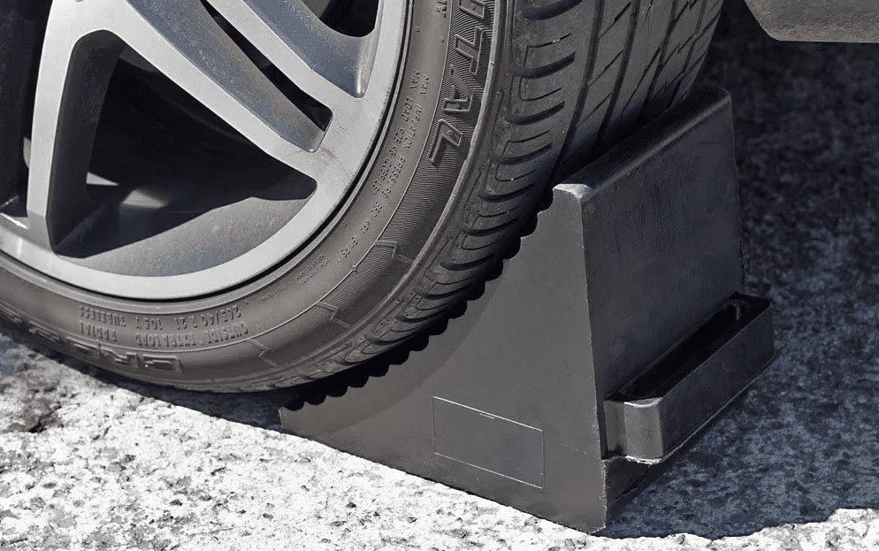 rubber wheel chocks vs plastic wheel chocks-1