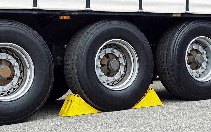rubber wheel chocks vs plastic wheel chocks-2
