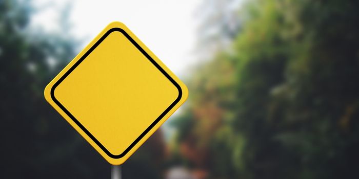 Señal de construcción de carretera amarilla en blanco