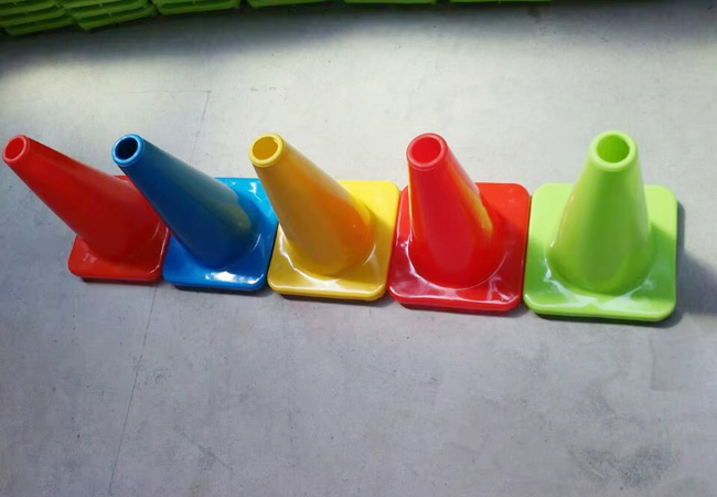 Mini cones de trânsito coloridos