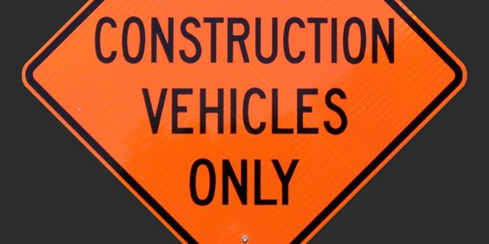 Señal de solo vehículos de construcción