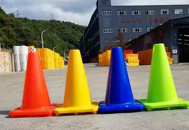 Mini cones de trânsito em cores diferentes