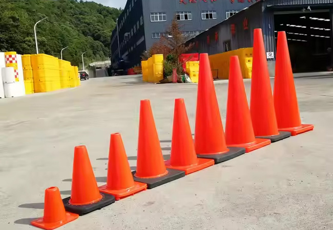 Mini cones de trânsito em diferentes tamanhos