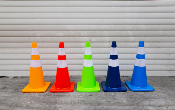 Cones de trânsito multicoloridos