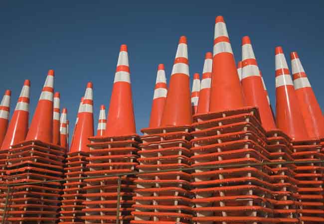 Cones de trânsito laranja em pilhas
