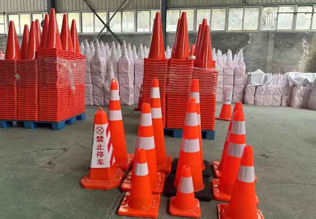 Cones de trânsito laranja com colar refletivo