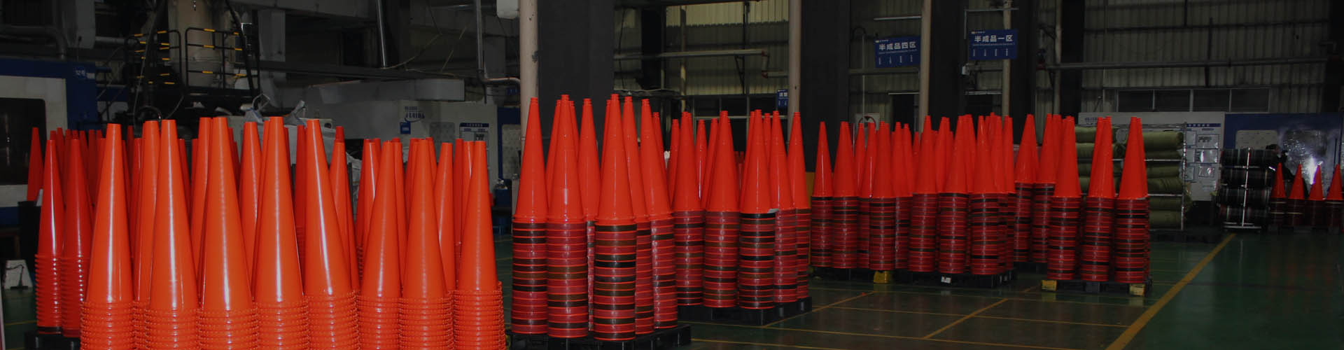 Banner de cones de trânsito laranja