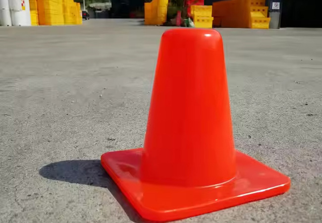Mini cones de trânsito vermelhos