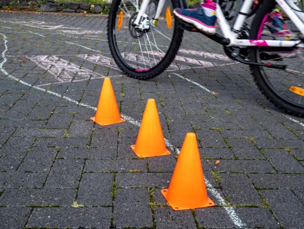 Slalom para bicicletas com mini cones de trânsito