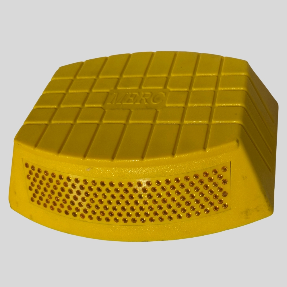 plastic reflective road stud