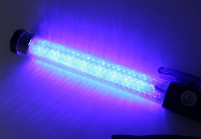 Semáforo con bastón azul