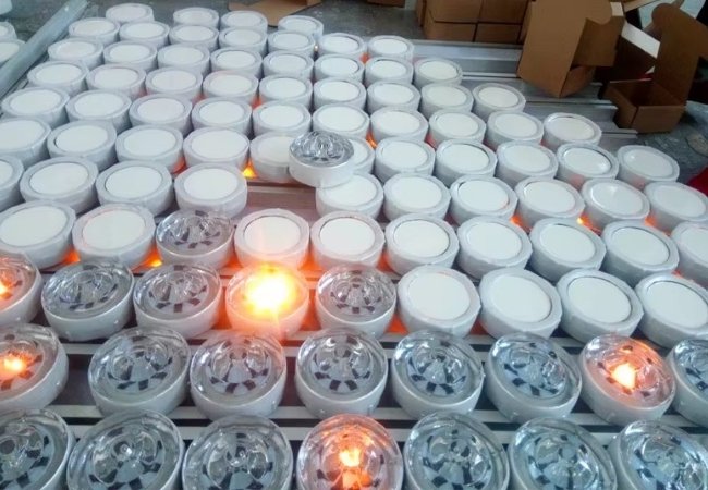 Processo de fabricação de pinos de vidro para estradas