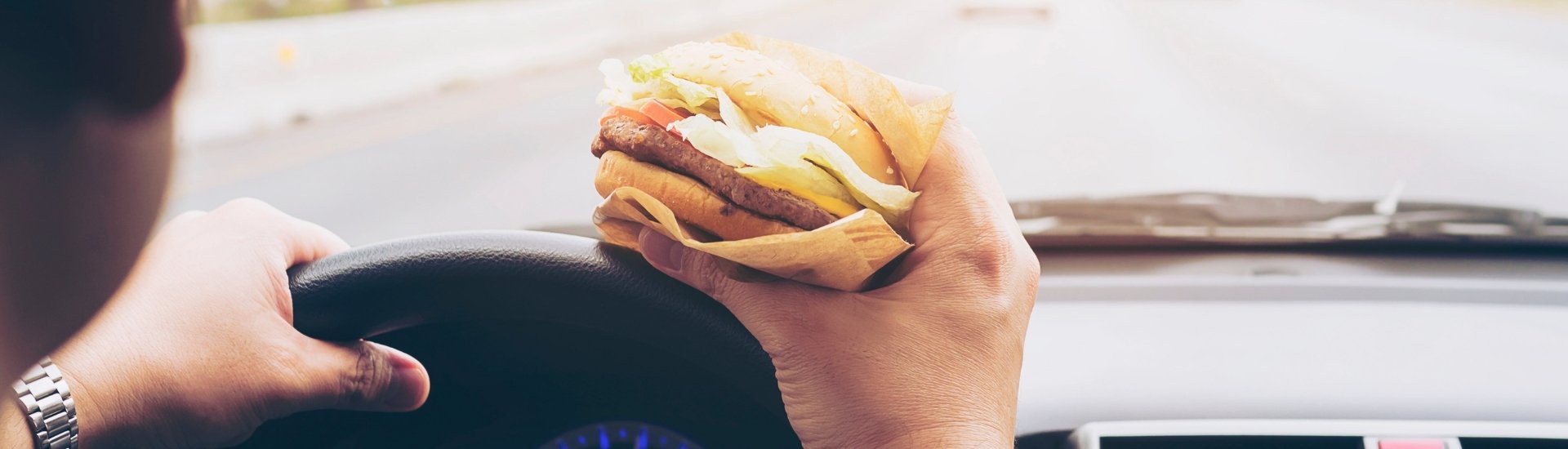 É ilegal comer enquanto dirige?