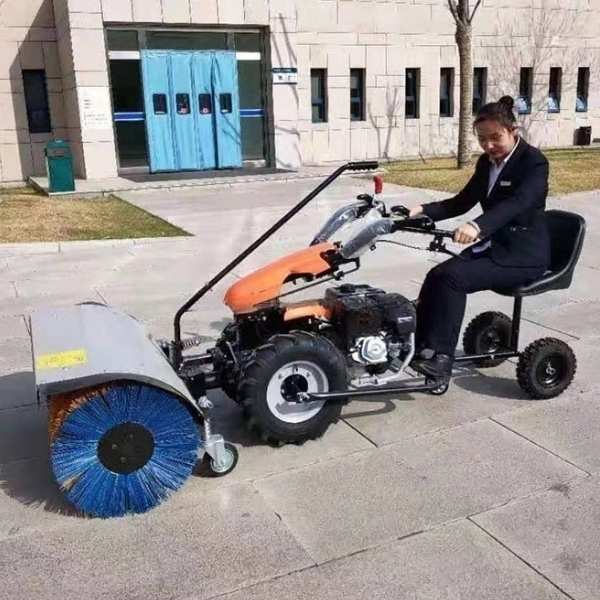 JR Aufsitz-Schneekehrmaschine