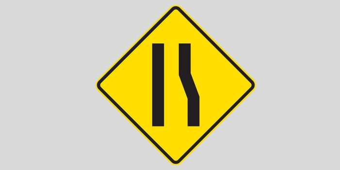 Placa de estrada estreita à direita