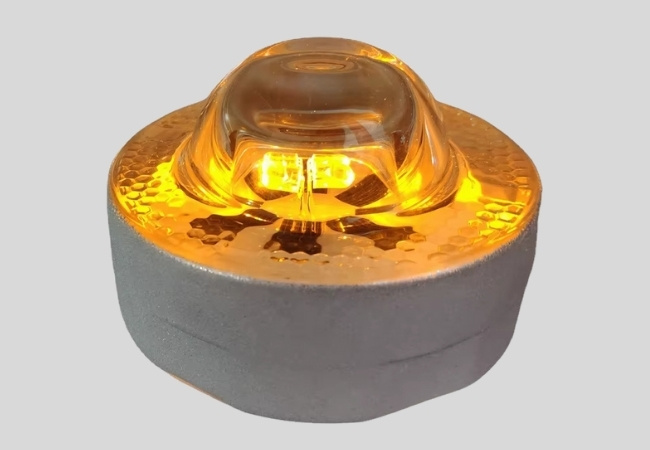 Tachas de vidro movidas a energia solar