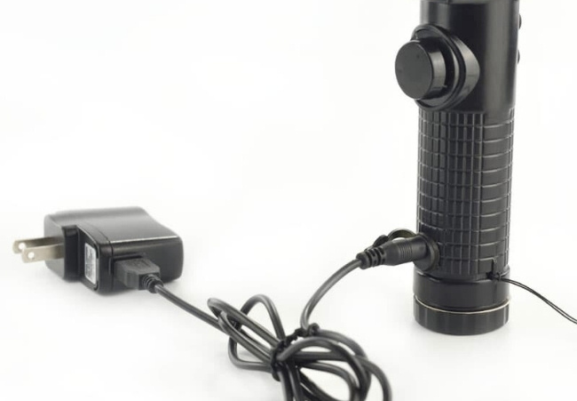 Bastón de tráfico con cargador