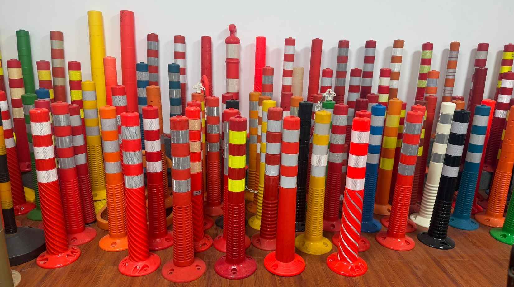 JACKWIN Reflective Spring Post