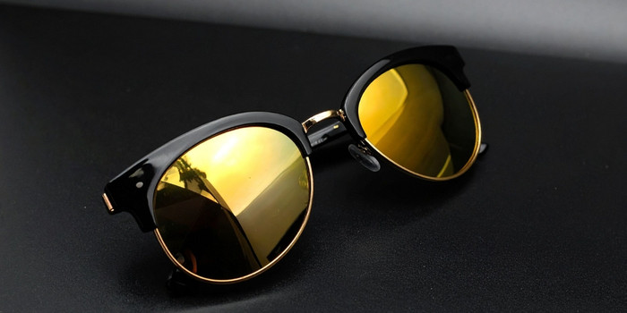 Espejo convexo en las gafas de sol