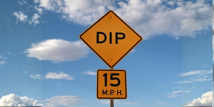 Señal de carretera de inclinación