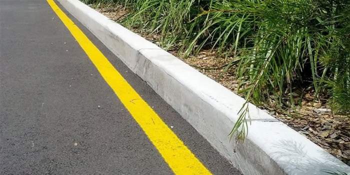 Single Yellow Lines on Kerb