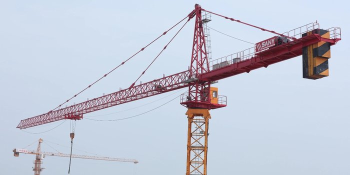 رافعة برجية مطرقة