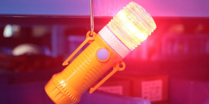 ضوء ستروب على مصباح يدوي