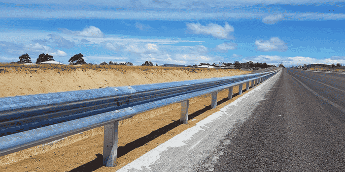 Leitplanke auf der Straße