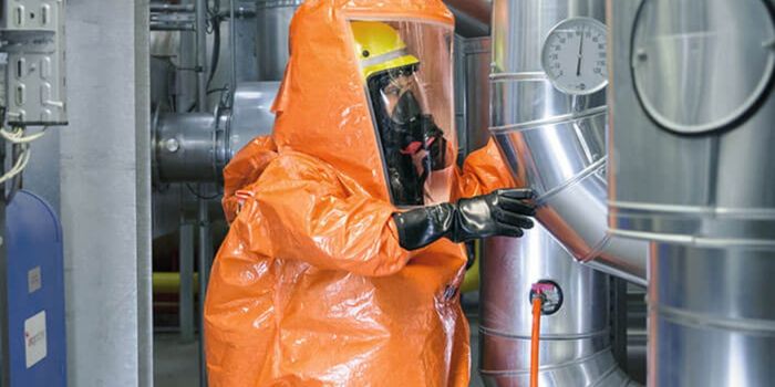 Combinaisons de protection chimique étanches aux gaz