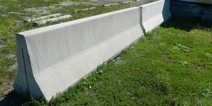 Mittelstreifen-Betonbarriere