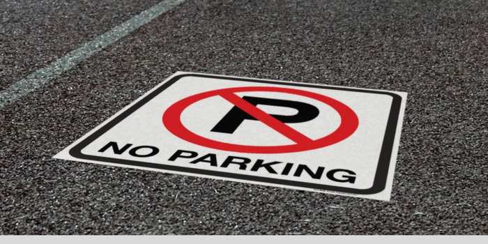 Calcomanía de asfalto con prohibición de estacionar