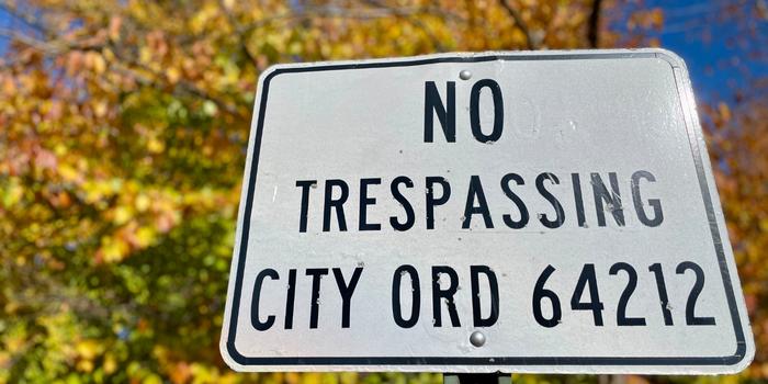 Placa de "Proibida a Entrada"