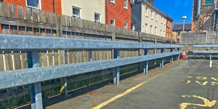 Offene Kastenbalkenbarriere