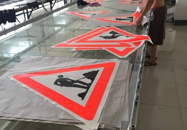 Unser Herstellungsprozess für Faltschilder