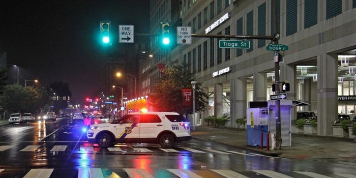 Viaturas da polícia param no semáforo