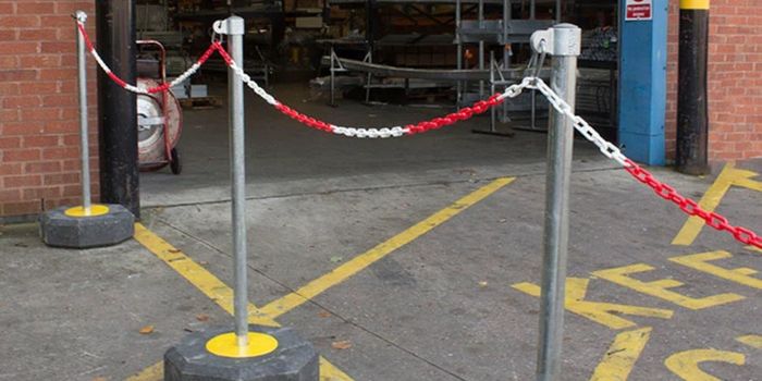 Poste con cadena en la entrada