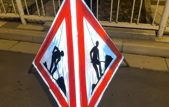Reflektierendes, faltbares Dreibein-Schild