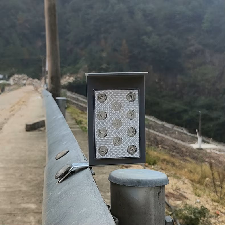 Luz intermitente solar para barandilla