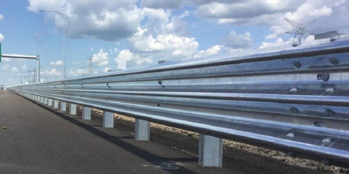 Drei-Träger-Anfahrschutzwand