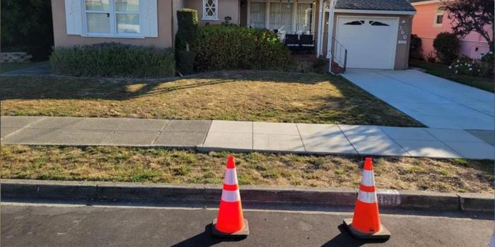 Conos de tráfico en la entrada