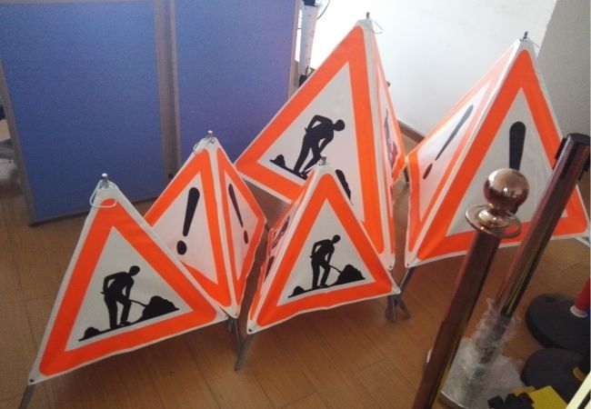 Dreieckige Faltschilder in verschiedenen Drucken