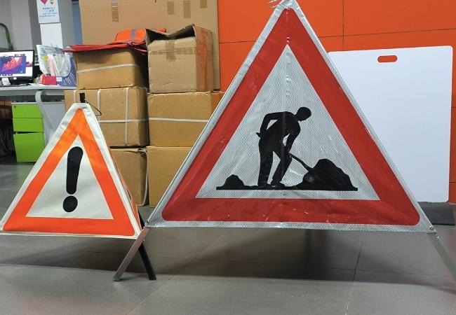 Dreieckige Faltschilder in verschiedenen Größen