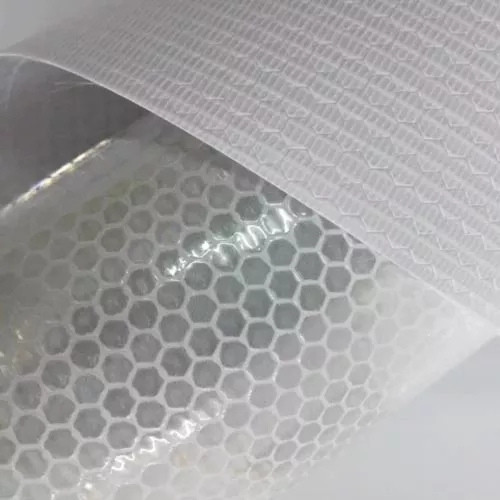 Lámina retrorreflectante de tipo microprismático