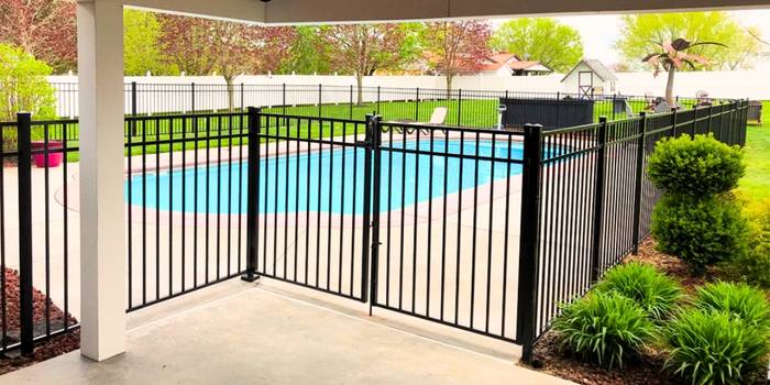 Aluminum pool fence