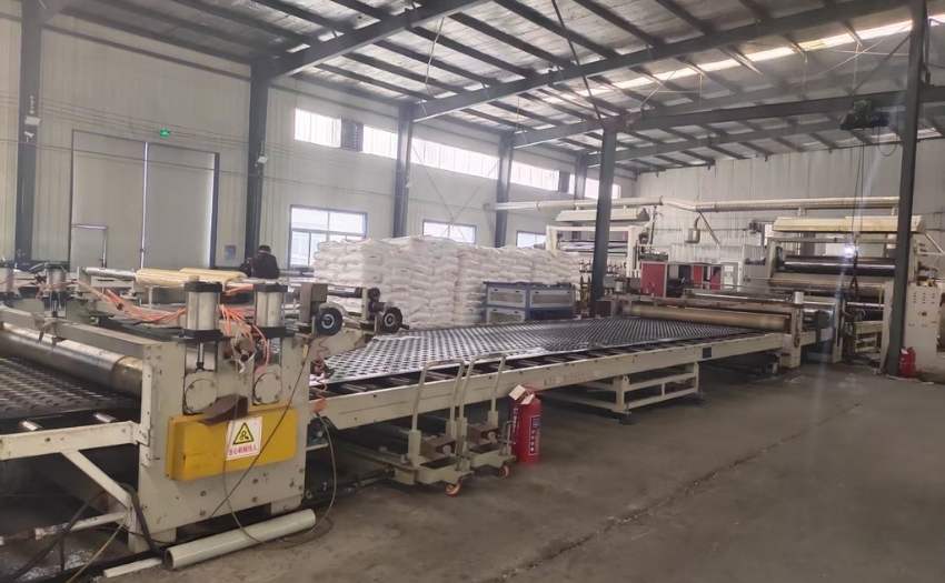 Automatische Schneidemaschine für Bodenschutzmatten